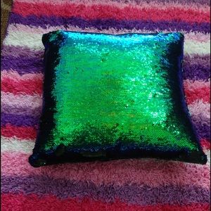 Flip sequined pillow